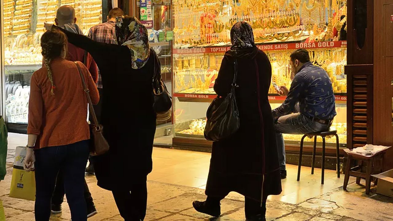 Kapalıçarşı’da Altın Şoku: Kuyumcular Satışı Durdurdu! “1974’ten Beri İlk Kez Böyle Bir Şey Görüyorum”